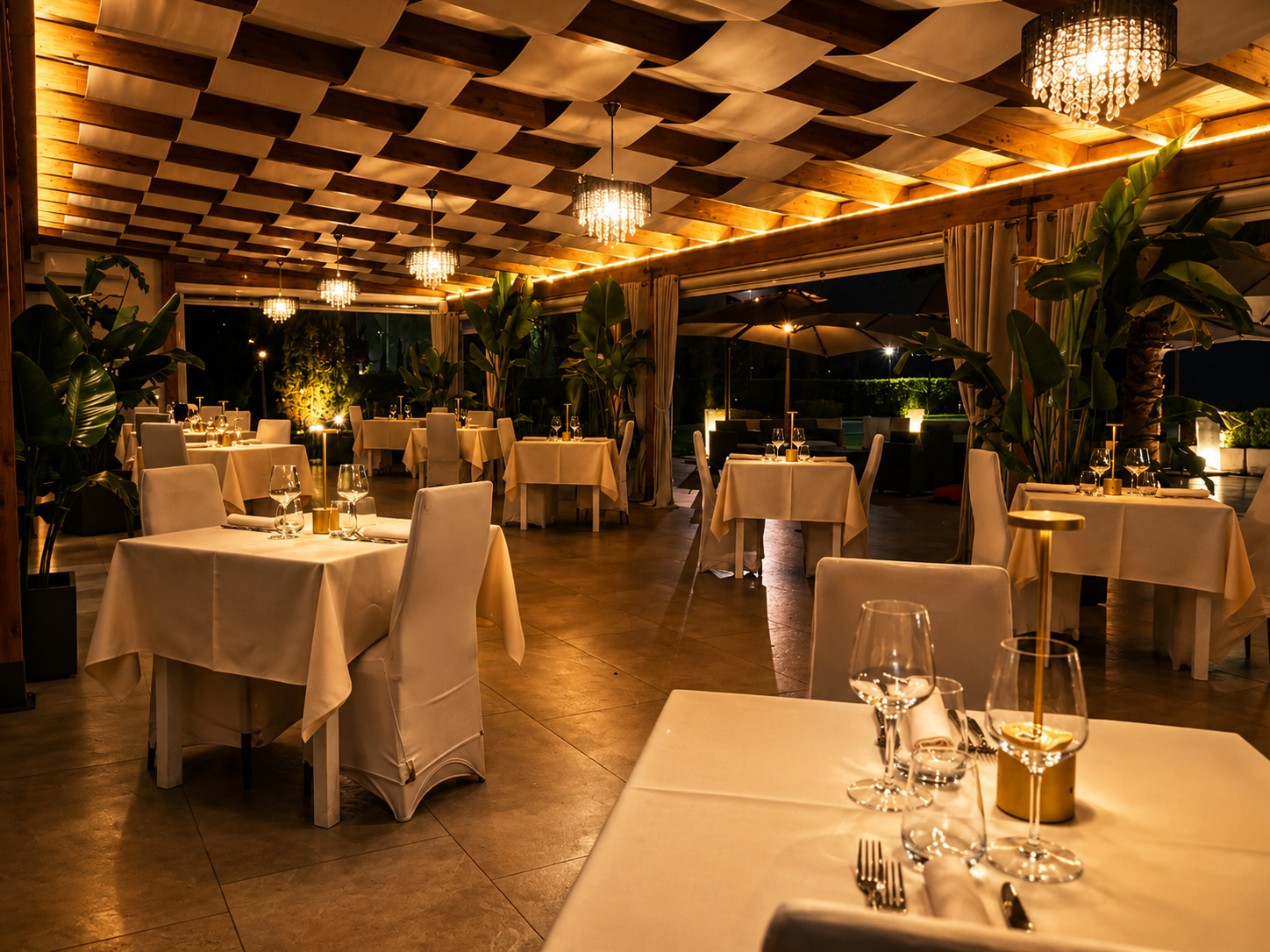 Atmosfera elegante della veranda di Calamare Seafood Experience a Latina per Ferragosto