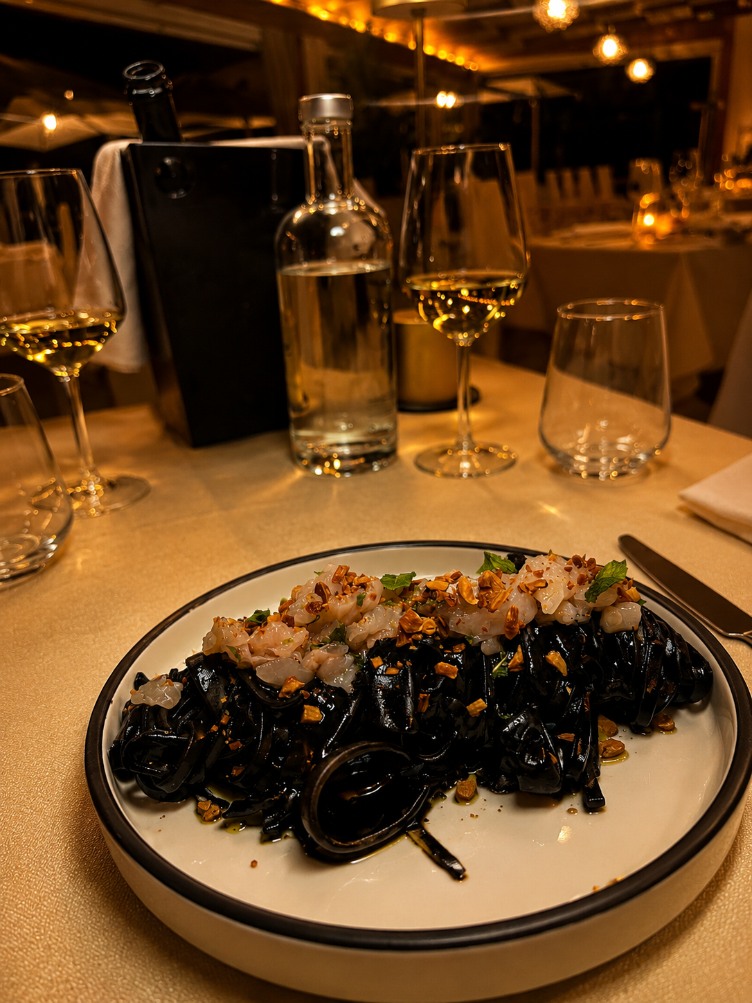 Piatto di cucina di mare contemporanea del menu di Ferragosto Calamare